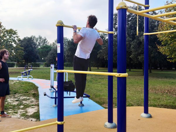 area attrezzi fitness palestra per esterni calisthenics parco pubblico 1