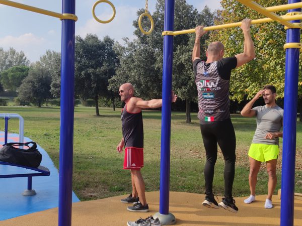 area attrezzi fitness palestra per esterni calisthenics parco pubblico 2