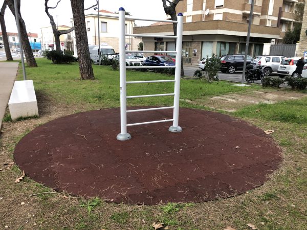 area attrezzi fitness palestra per esterni calisthenics parco pubblico 2