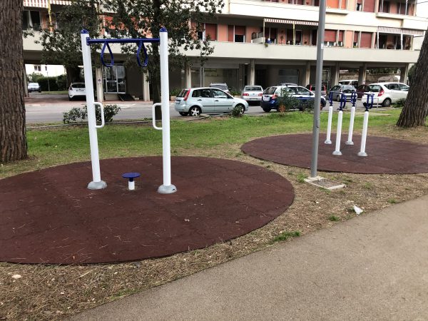 area attrezzi fitness palestra per esterni calisthenics parco pubblico 3