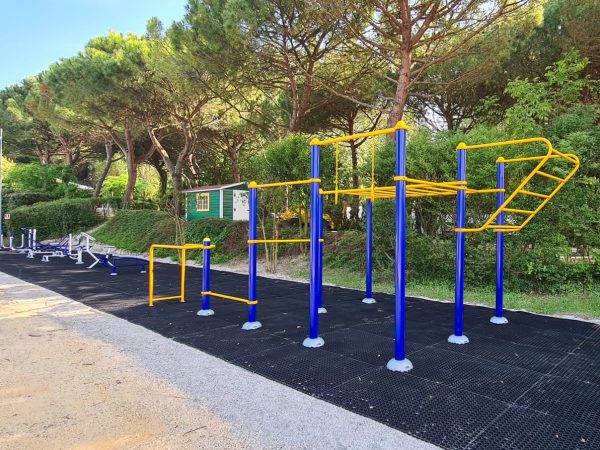 area attrezzi fitness palestra per esterni calisthenics villaggio turistico 1