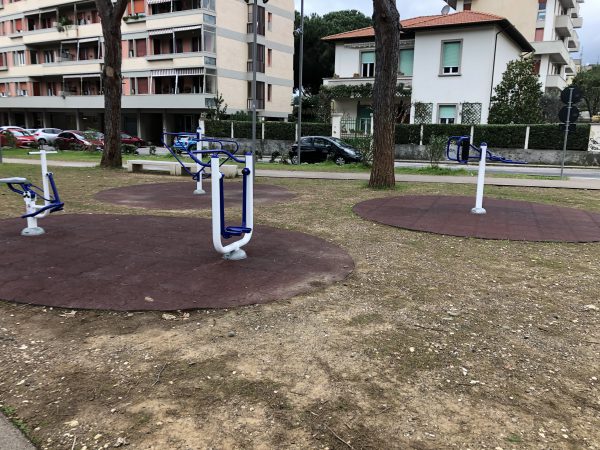 area attrezzi fitness palestra per esterni parco pubblico 2