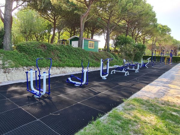 area attrezzi fitness palestra per esterni villaggio turistico 2