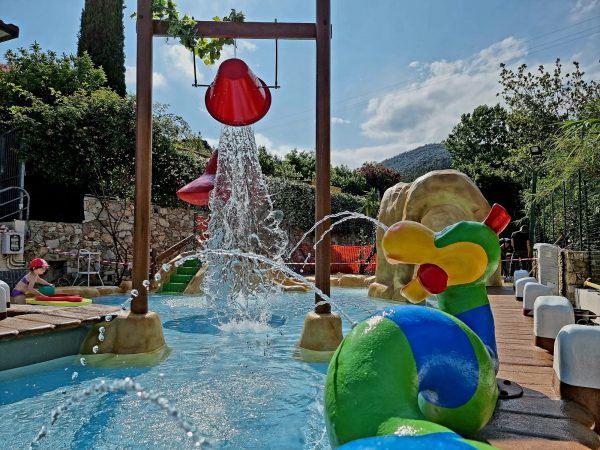 area giochi piscina spray park campeggio liguria 3