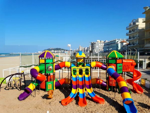 parco giochi esterno stabilimento balneare cattolica 1