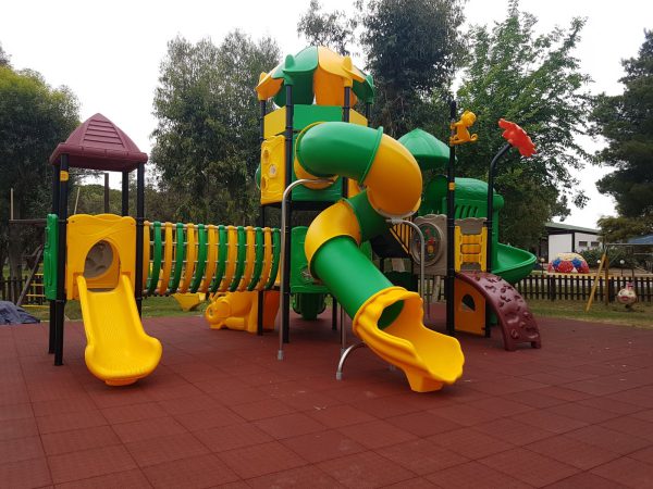 parco giochi esterno villaggio 3