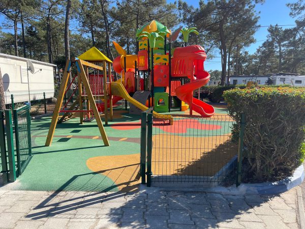 parco giochi pavimentazione colata esterno portogallo 3