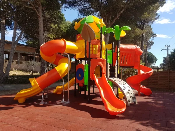 realizzazione campeggio e villaggio francia f2 parco giochi bambino