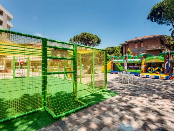 realizzazione hotel pinarella f2 parco giochi per esterno