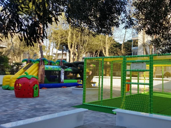 realizzazione hotel pinarella f4 parco giochi per esterno