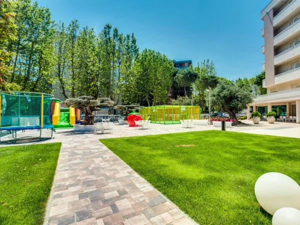 realizzazione hotel pinarella f5 parco giochi per esterno