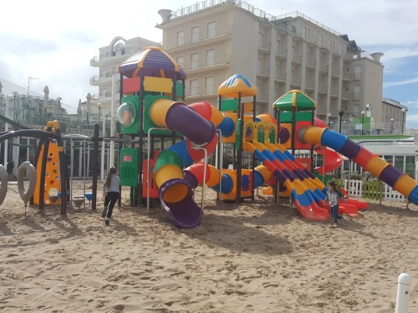 realizzazione stabilimento balneare cattolica f3 parco giochi bambini