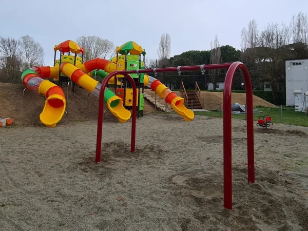 realizzazione villaggio e campeggio eraclea f7 parco giochi bambini