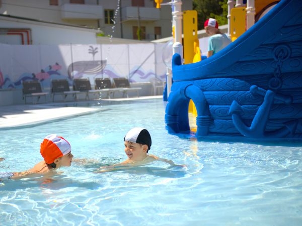 scivolo acquatico piscina family hotel pinarella 5