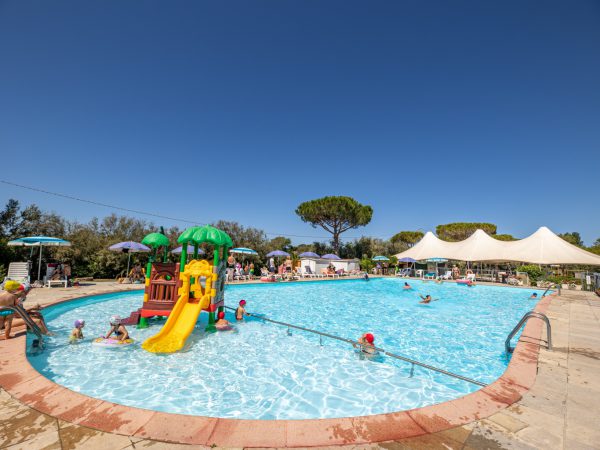 gioco scivolo piscina campeggio vada li 1