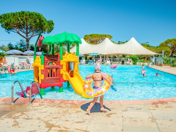 gioco scivolo piscina campeggio vada li 2