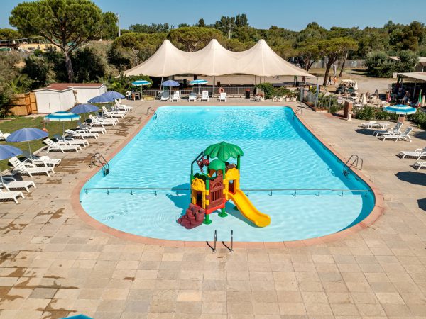 gioco scivolo piscina campeggio vada li 3