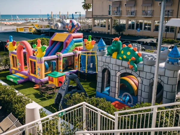 realizzazione family hotel cattolica f1 parco giochi gonfiabili