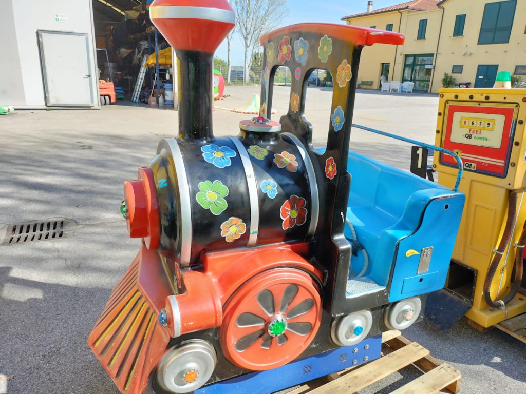 soggetto a dondolo kiddie ride trenino f1 offerta usato