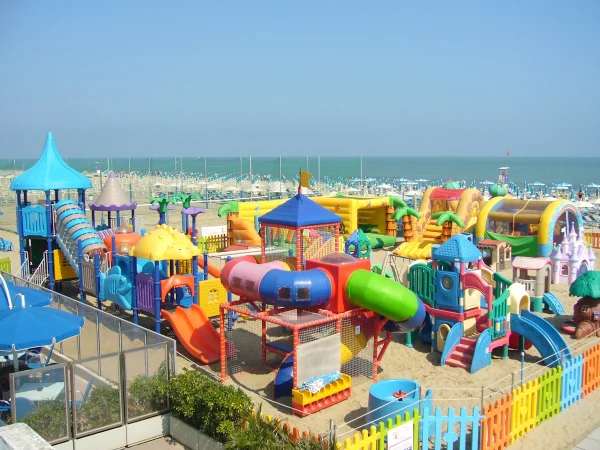 realizzazione stabilimento balneare cervia f1 parco giochi bambino