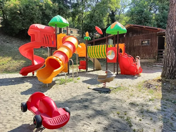 realizzazione villaggio e campeggio mugello f2 parco giochi bambino