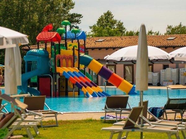 realizzazione piscine villaggio turistico grado f1 playground per esterno