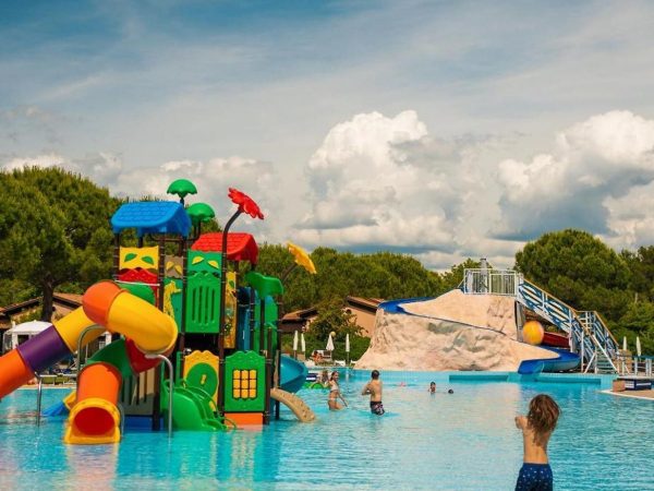 realizzazione piscine villaggio turistico grado f2 scivolo acquatico