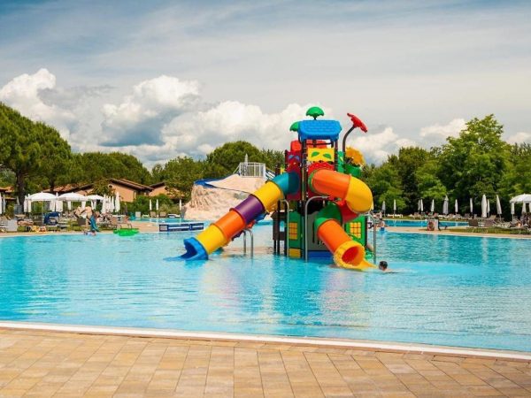 realizzazione piscine villaggio turistico grado f4 scivolo acquatico