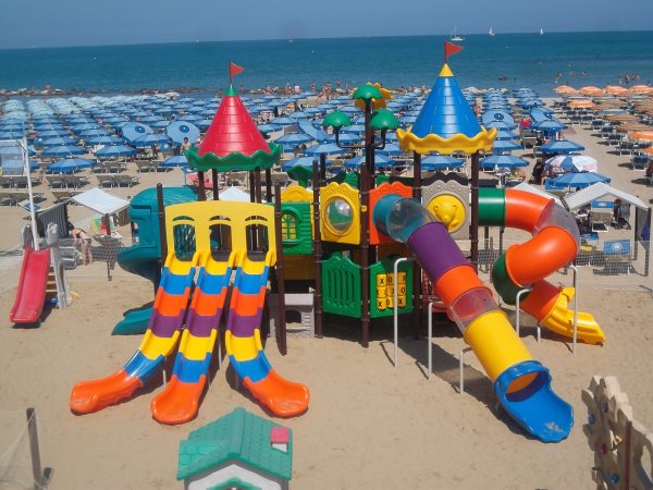 realizzazione stabilimento balneare cattolica f1 playground per esterni