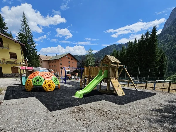 realizzazione hotel forni avoltri f2 parco giochi bambini