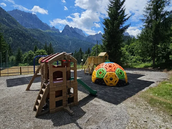 realizzazione hotel forni avoltri f3 parco giochi bambini