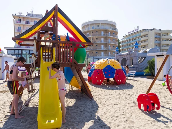 realizzazione stabilimento balneare milano marittima f1 playground per esterni